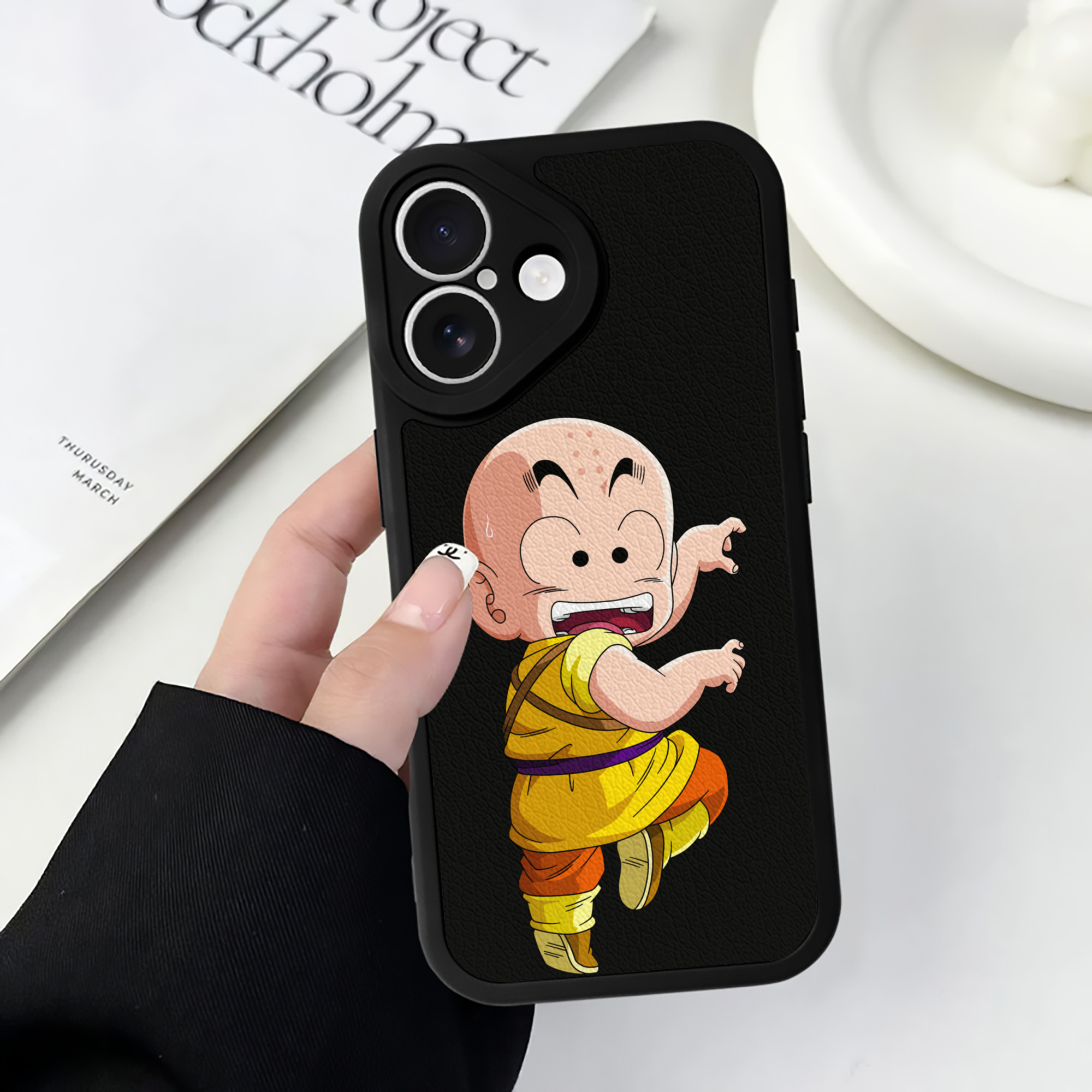（画像用） ドラゴンボール クリリン DRAGON BALL krillin 【iPhone 16シリーズ対応】シリコンスマホケース（レザー調） 材質：シリコン